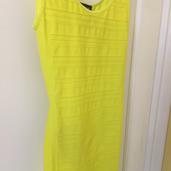 NWT! Bebe Yellow Bodycon Dress with Open-Back XS - Picture 4 of 8